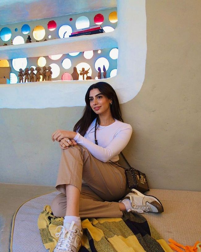 Ultra Glamorous Clicks Of Khushi Kapoor